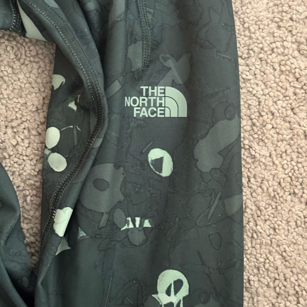 The North Face Green Pattern Print Leggings with pockets SIZE SMALL - Picture 3 of 4